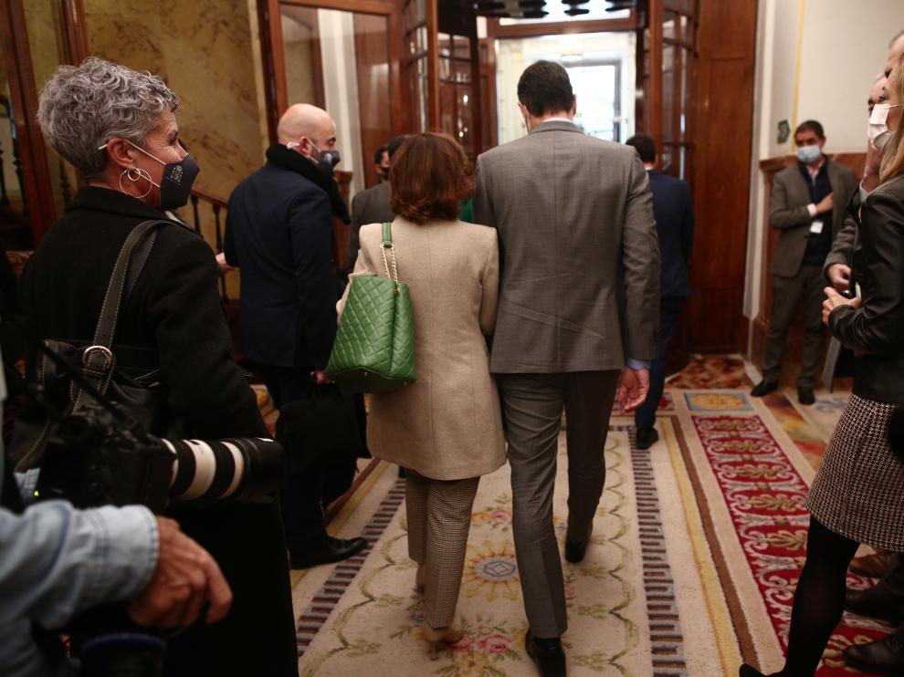 El presidente del Gobierno, Pedro Sánchez, y la vicepresidenta primera, Carmen Calvo, tras la aprobación de los Presupuestos.