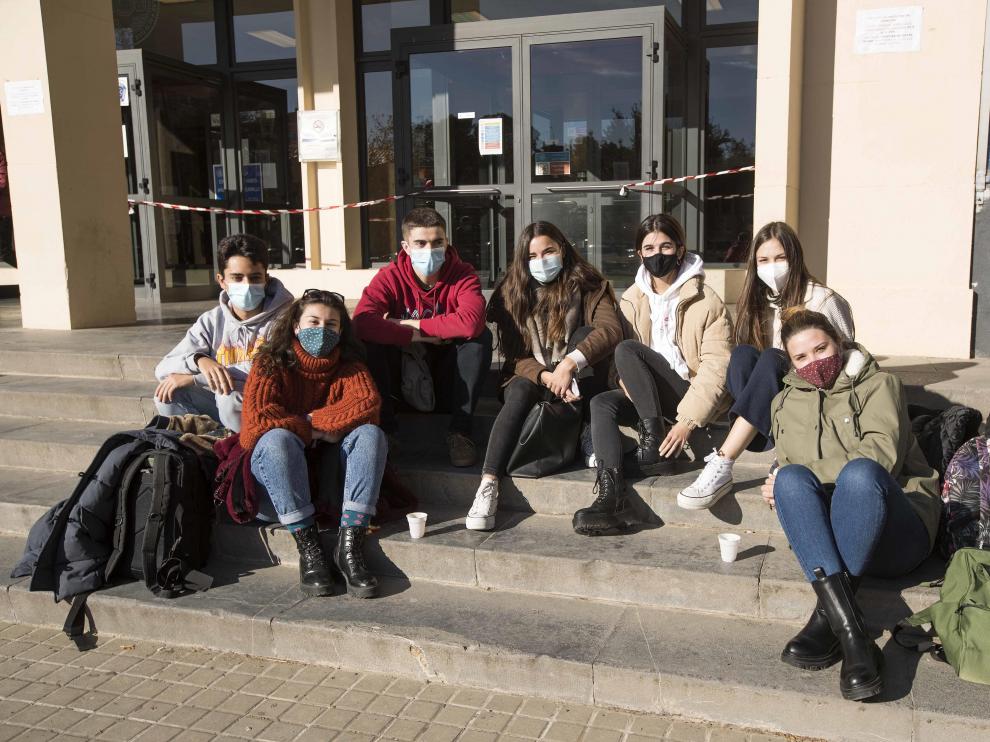 Estudiantes de Óptica y Optometría, este jueves, en las escaleras de la Facultad de Ciencias.