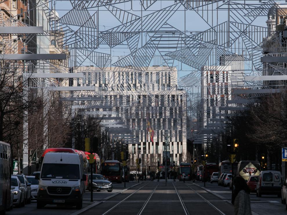 El paseo de la Independencia y la plaza Paraíso ya lucen los nuevos motivos de iluminación navideña.