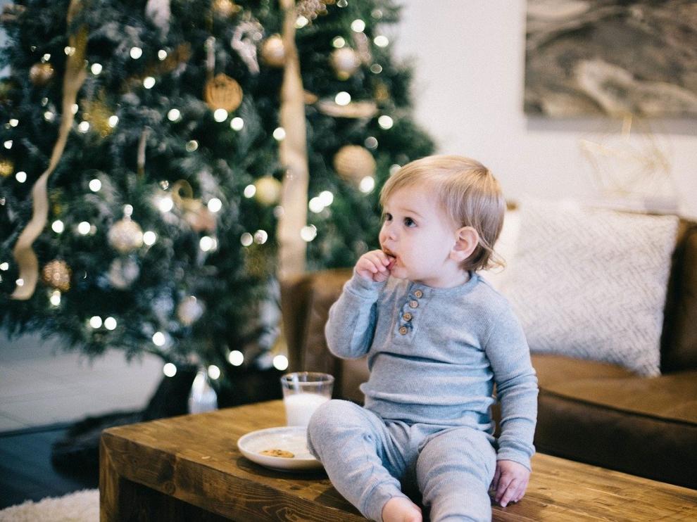 Un niño comiendo en Navidad.