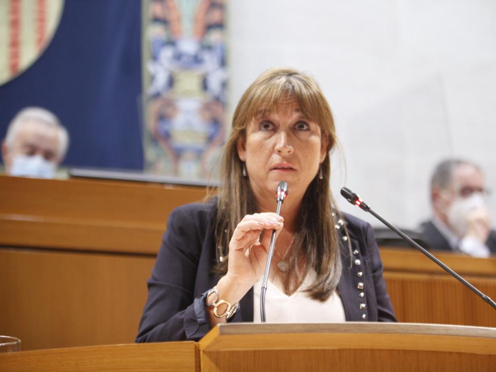 La consejera de Sanidad, Sira Repollés, este viernes en el pleno de las Cortes de Aragón