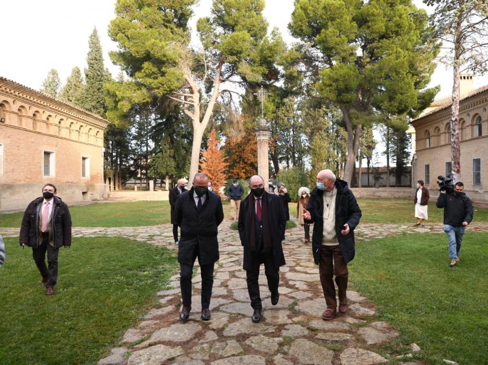 Lambán, en el centro, durante su visita a la Cartuja de Aula Dei