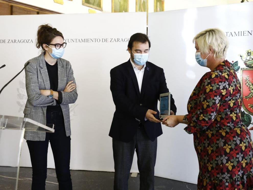 Laura Uranga y Pablo Ferrer recibiendo el galardón