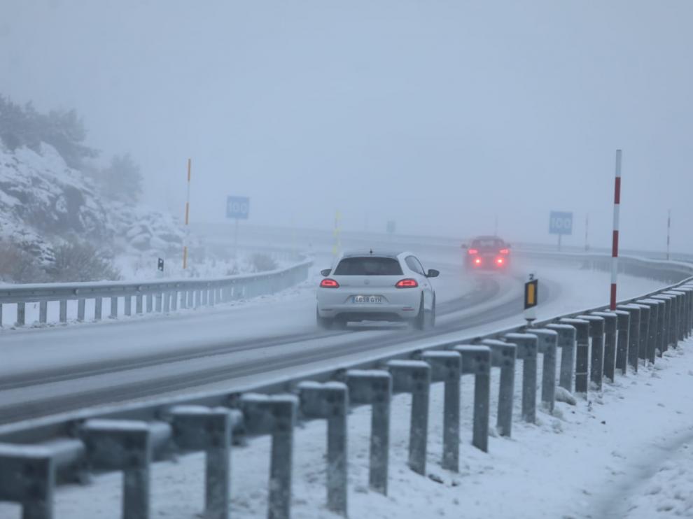La nevada ha complicado este sábado la circulación por el puerto de Monrepós (A-23).