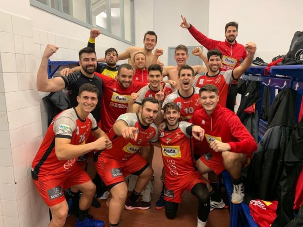 Los jugadores del Bada Huesca celebran su triunfo en Santander.