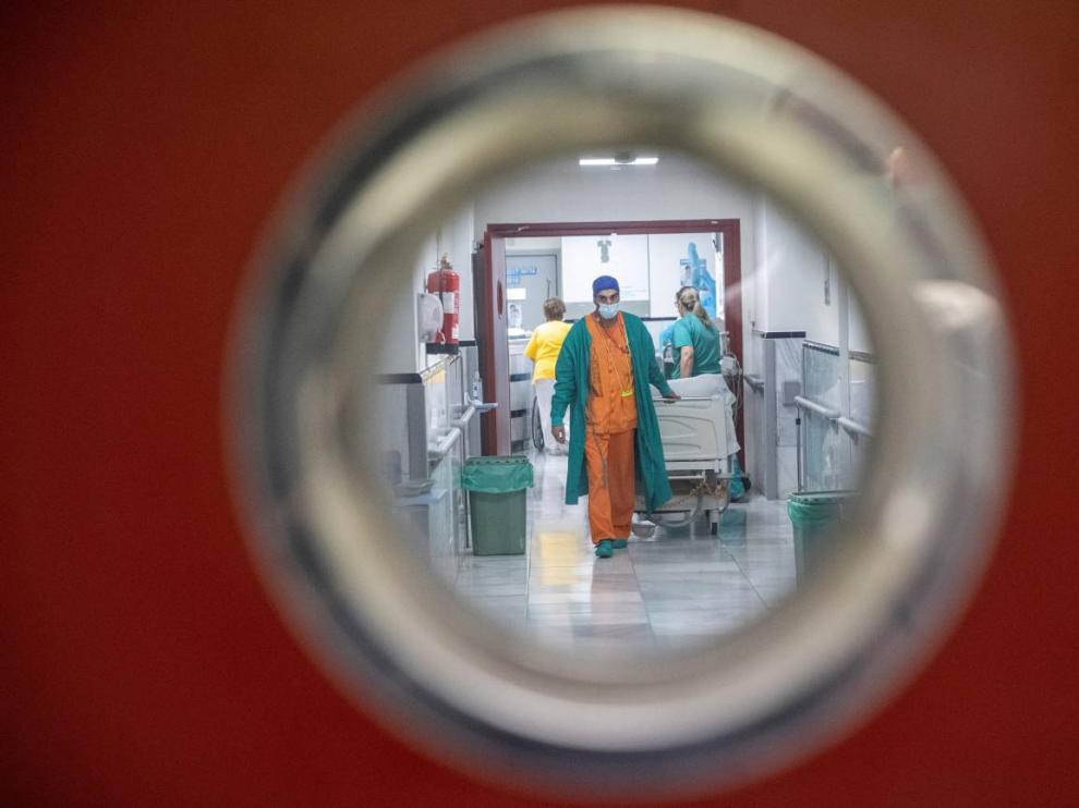 Personal sanitario trabaja en una planta del madrileño hospital Gregorio Marañón.
