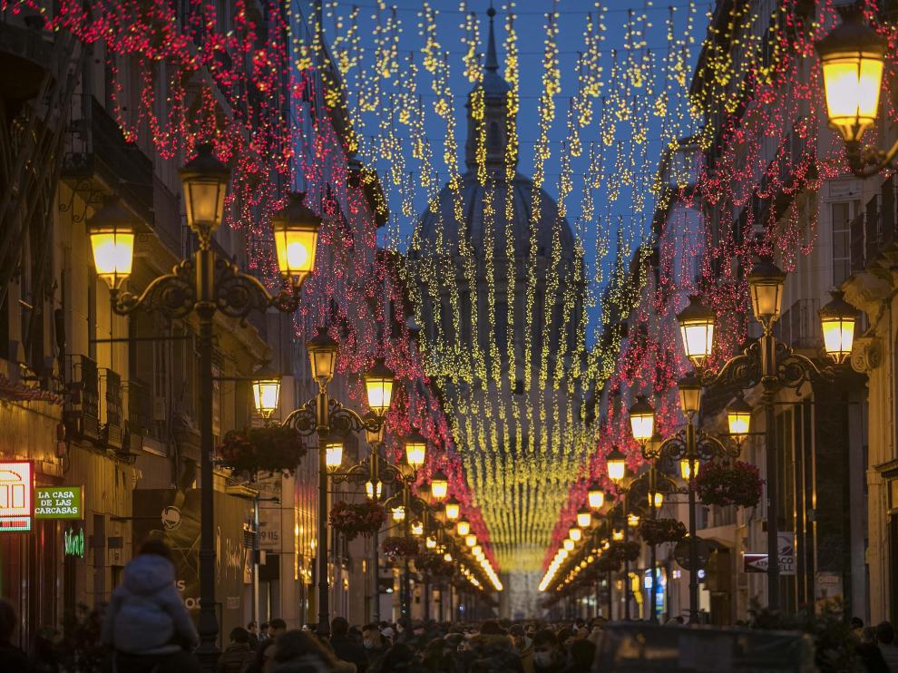 Las luces de la calle de Alfonso I muestran la bandera de España.