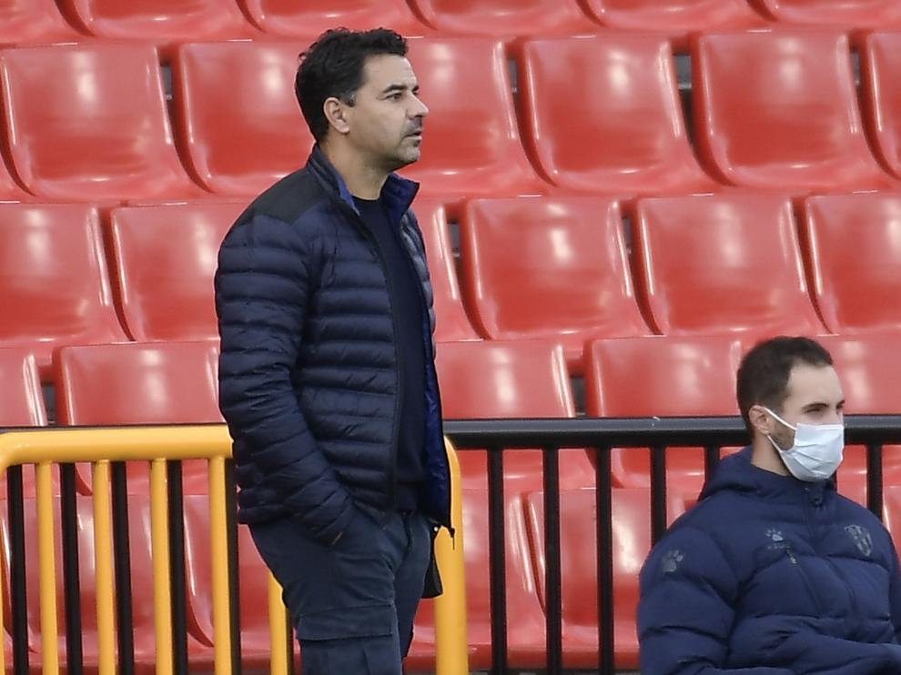Míchel, con rostro serio durante el partido en Los Cármenes.
