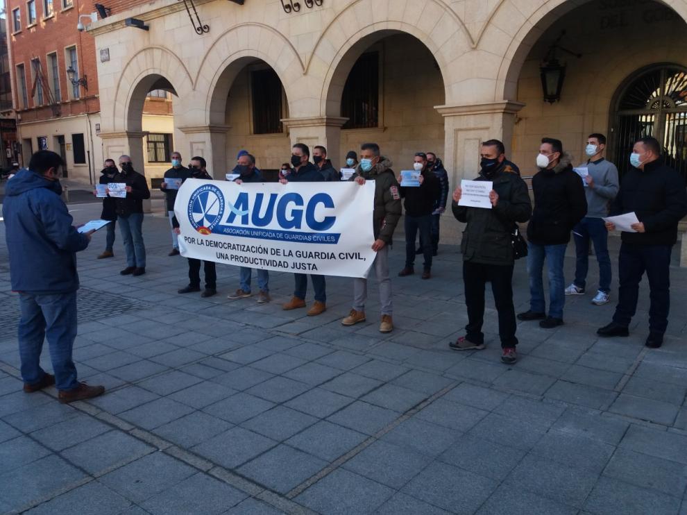 Concentración de la AUGC ante la Subdelegación del Gobierno en Teruel.
