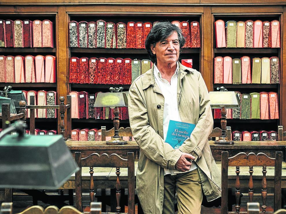 El investigador aragonés Carlos López Otín, catedrático de Bioquímica, en la biblioteca de la Universidad de Oviedo, donde trabaja