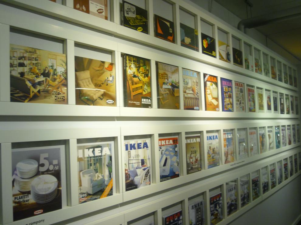 Exposición de catálogos de Ikea en la sede de Älmhult (Suecia).