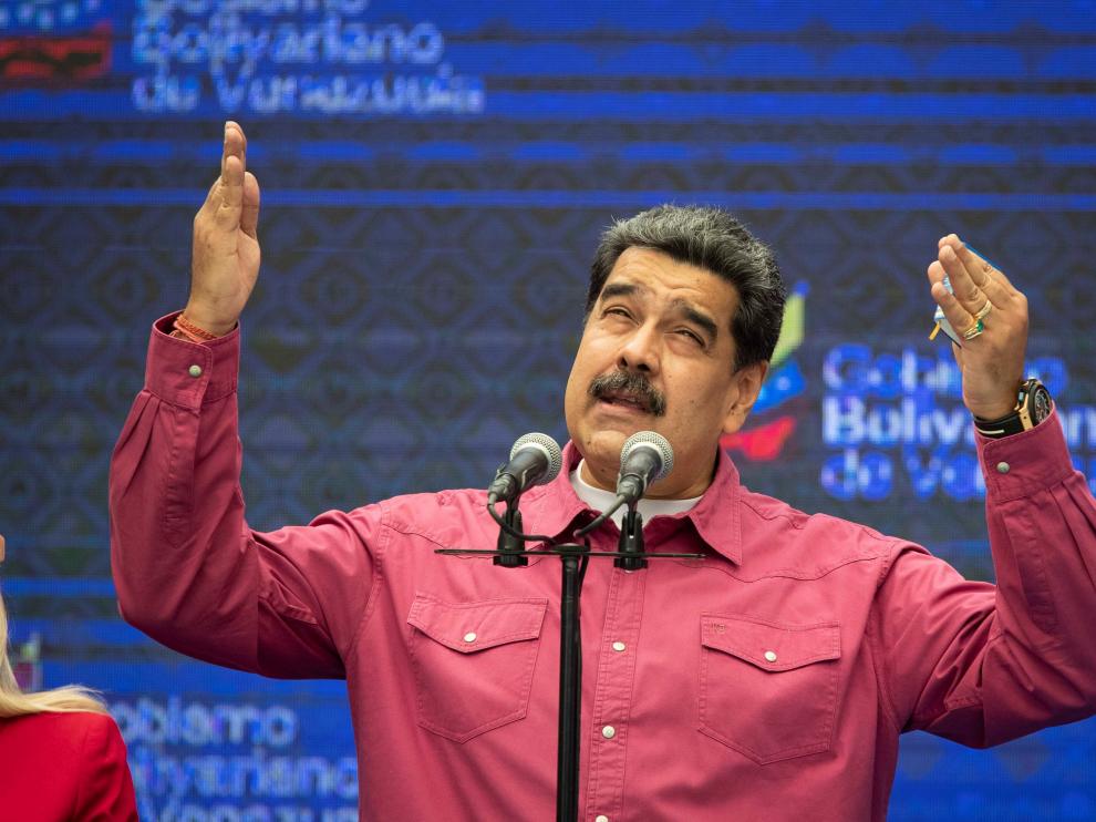 Maduro vota en las elecciones y pide dirimir diferencias a través del debate