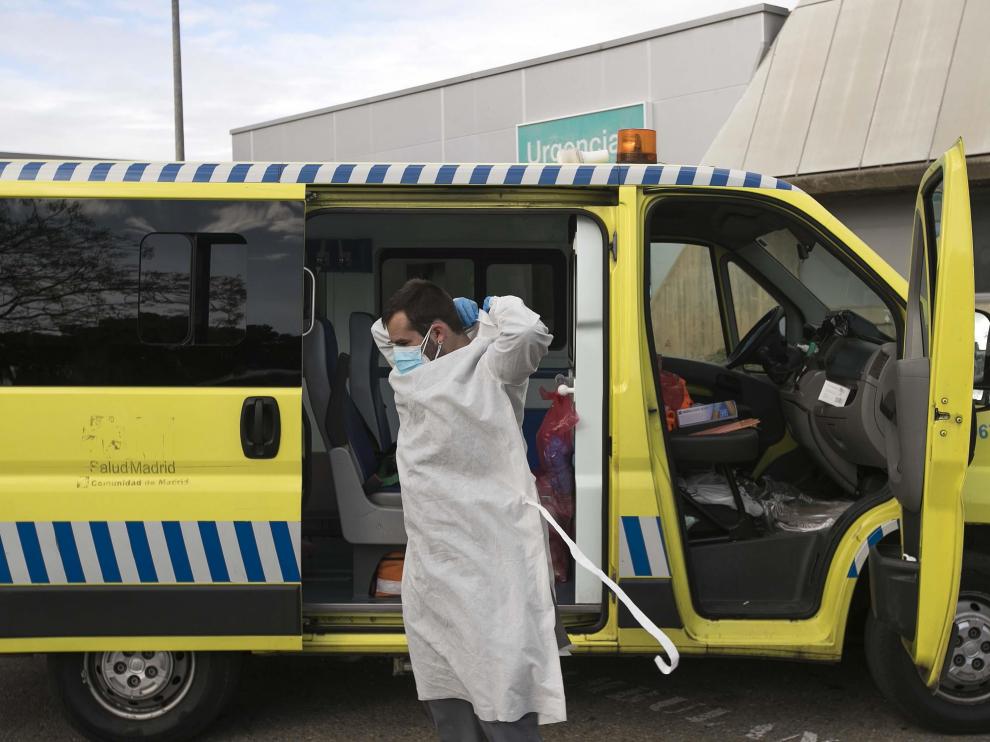 Un sanitario del Royo Villanova, este fin de semana a las puertas de Urgencias