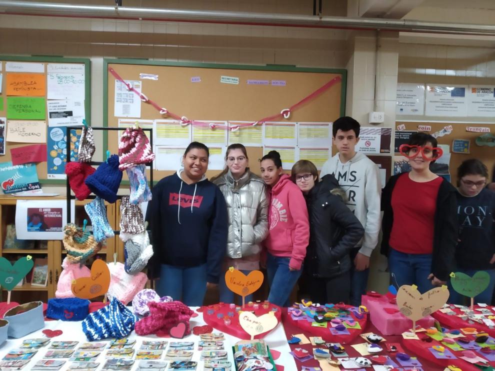 El equipo de la familia profesional de Lavandería y Arreglos Textiles del IES Ramón y Cajal de Zaragoza, en una feria organizada en el centro el curso pasado