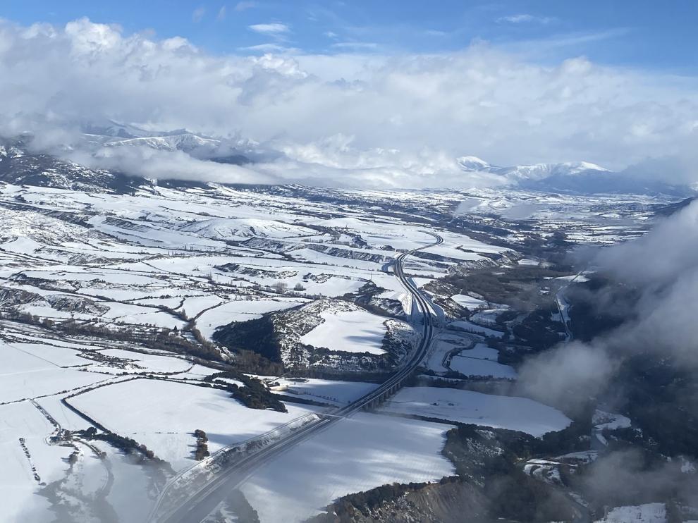 Vistas del Pirineo oscense nevado a bordo del planeador de Fly-Pyr