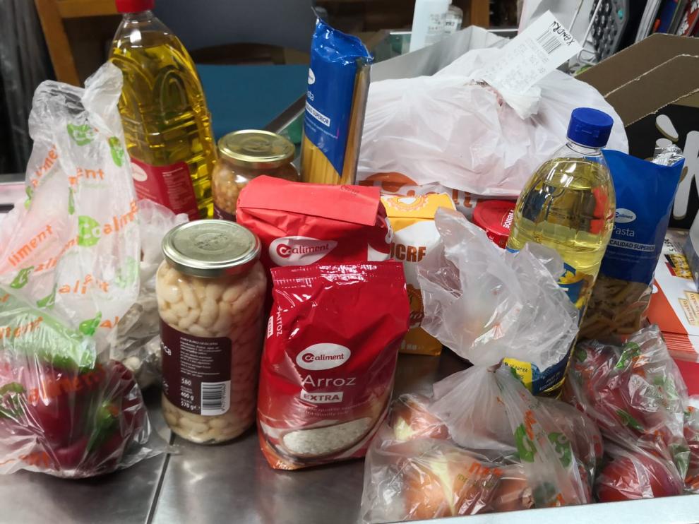 Más de 200 lotes de alimentos para llenar las neveras de familias golpeadas por la crisis de la covid-19 en Fraga