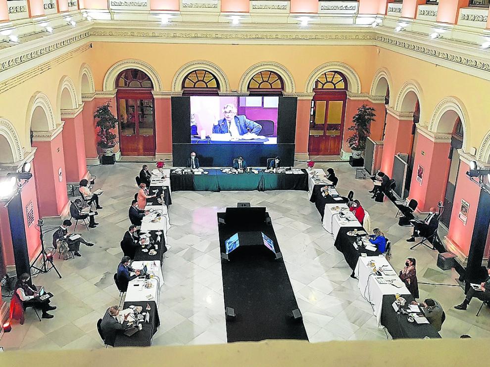 Reunión sectorial de Agricultura, ayer, en un momento en el que interviene Joaquín Olona.