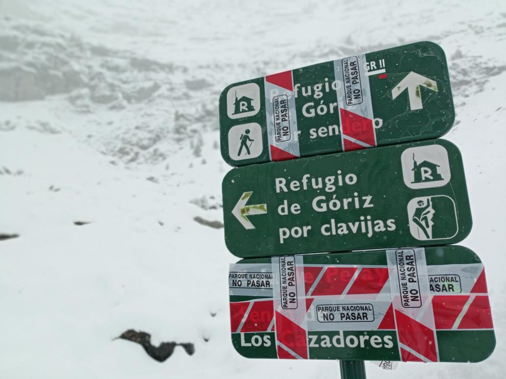 Un cartel indica los itinerarios cerrados por las nevadas.