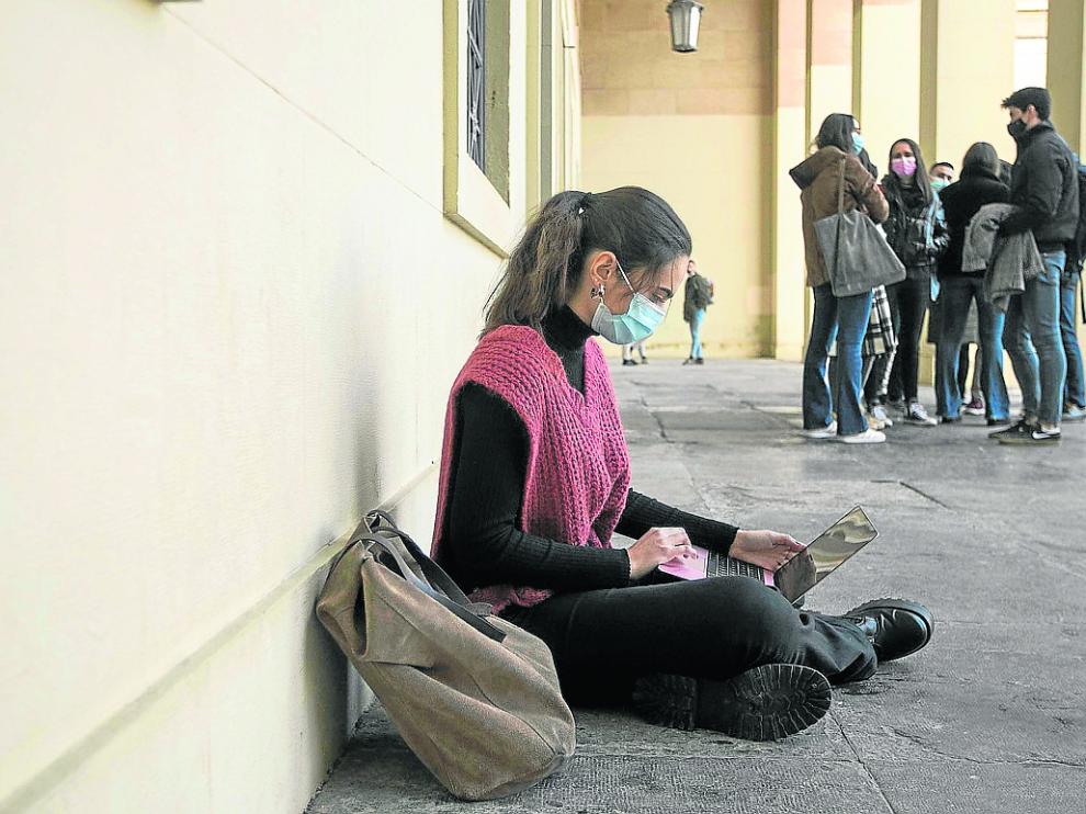 Una alumna intentando sin éxito acceder ayer al ‘moodle’, que falló buena parte de la jornada