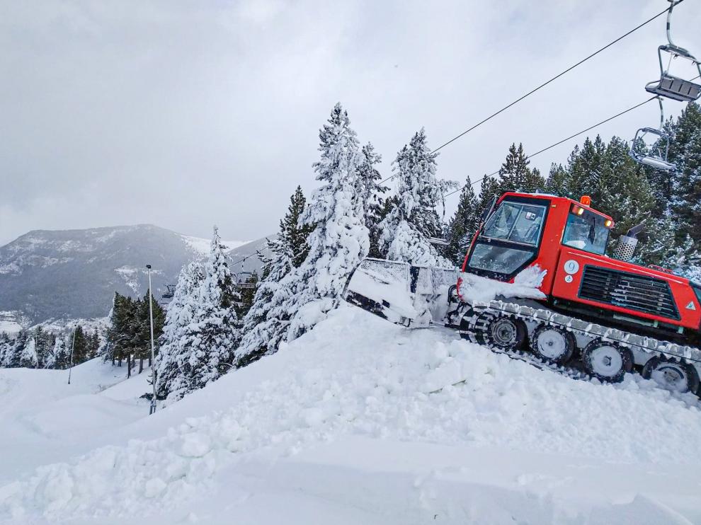 Una máquina trabajando en Cerler después de las nevadas.