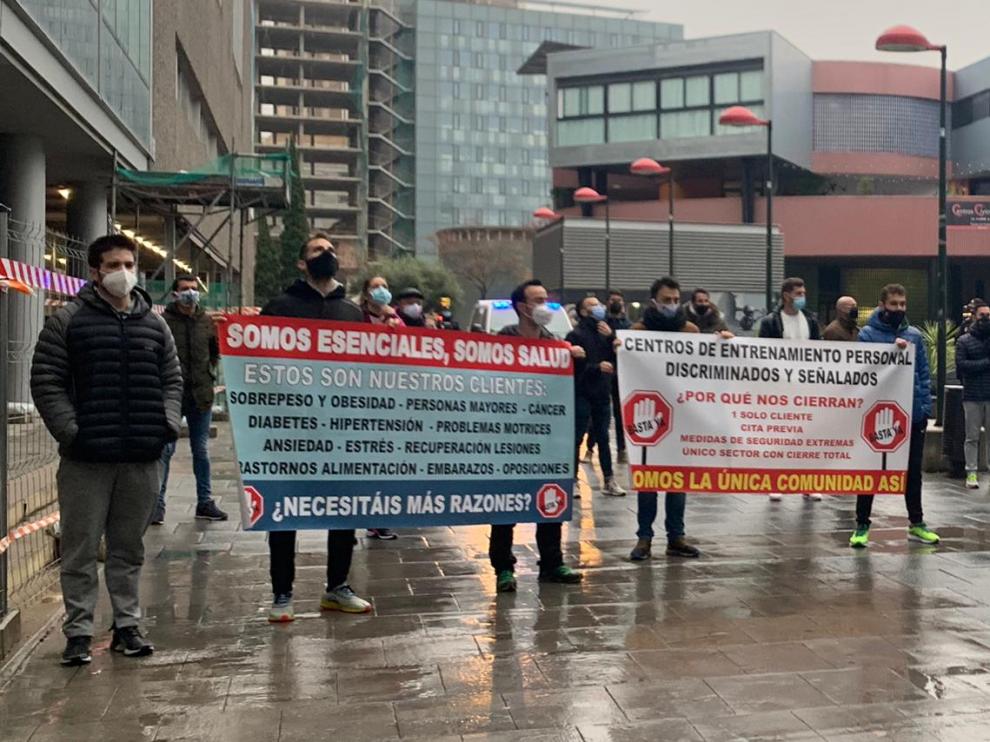 Concentración de los representantes de los centros de entrenamiento personal, ante el Salud.