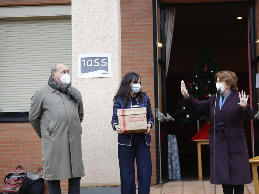 El secretario general técnico de la Cosejería de Ciudadanía y Servicios Sociales, José Antonio Jiménez; la directora de la residencia Romareda, Cristina Serrano y la consejera Mª Victoria Broto