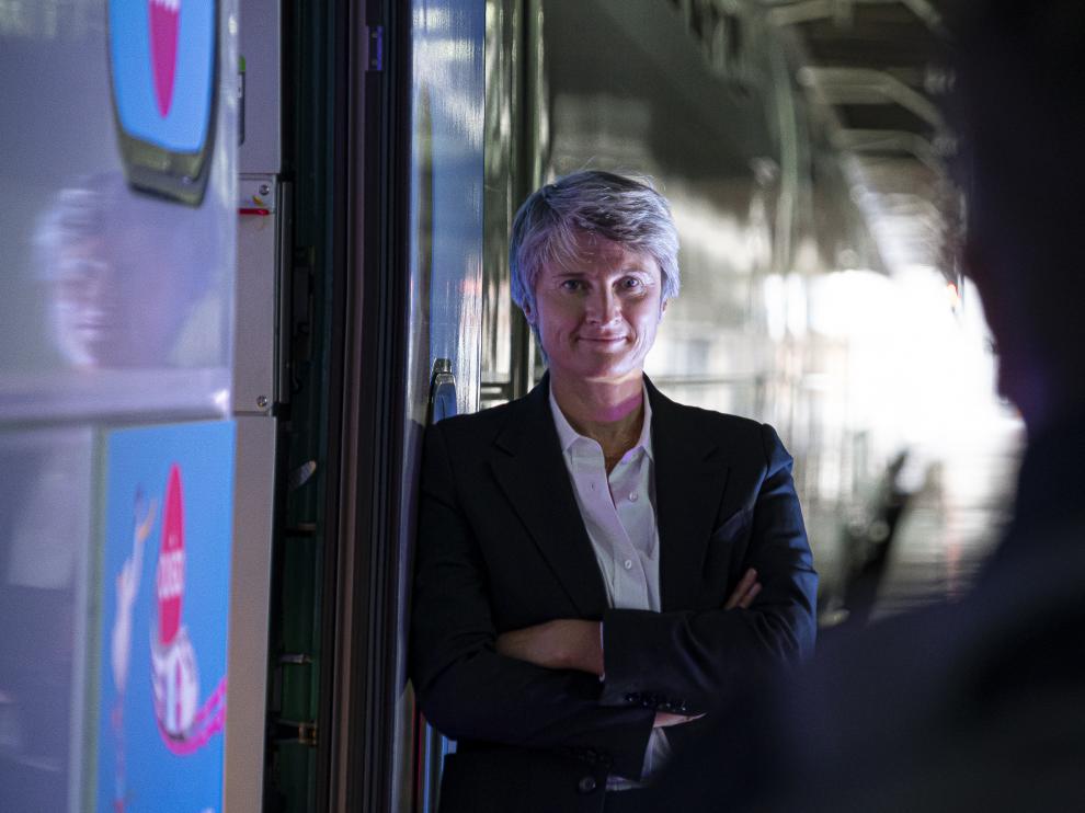 La directora general de Ouigo-España, Hélène Royal, junto a unos de los trenes que pararán en Zaragoza.