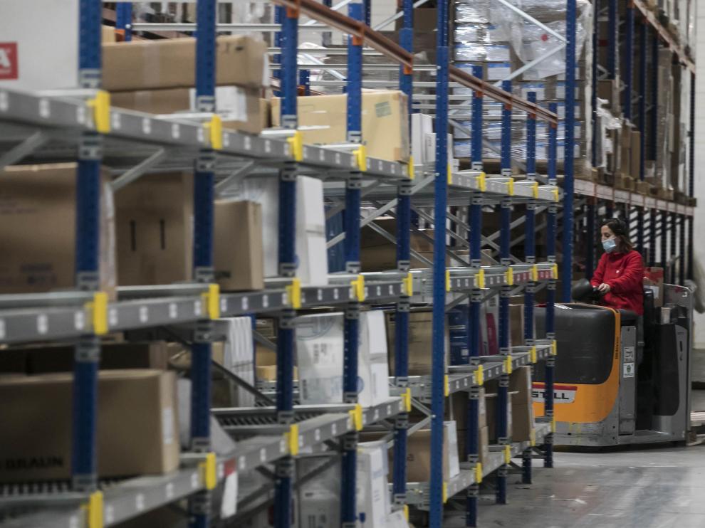 Almacén central de distribución de material sanitario que el Servicio Aragonés del Salud tiene en Plaza, en Zaragoza.