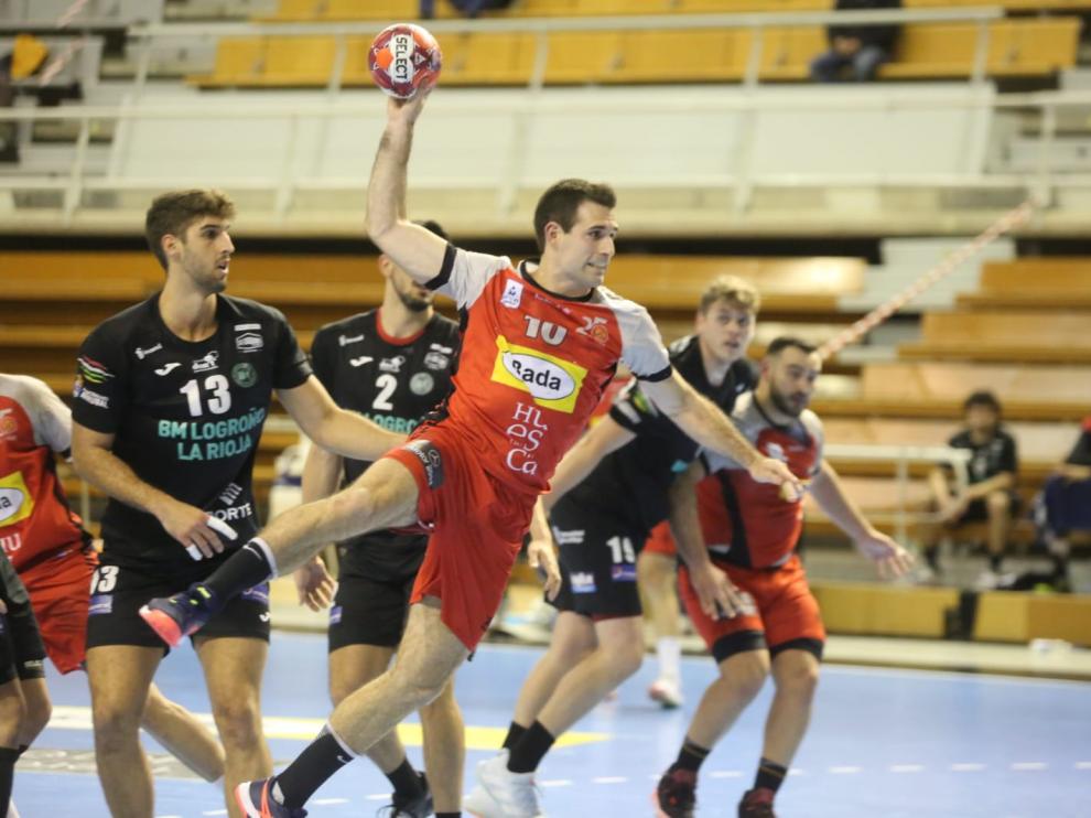 Adriá Pérez realiza un lanzamiento en el duelo con el Logroño.