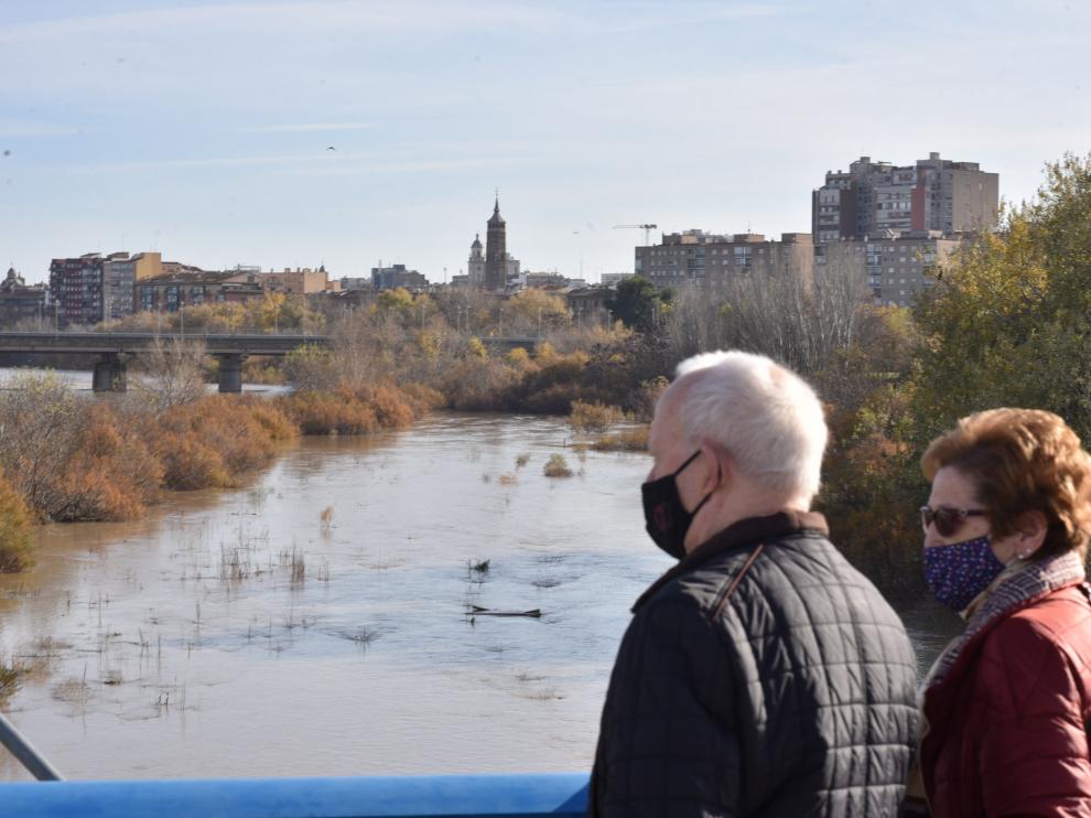 La crecida del Ebro ha suscitado expectación en las orillas de Zaragoza.