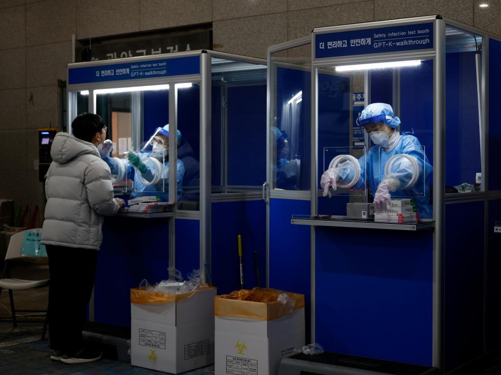 Puestos para hacer pruebas PCR en una calle de Seúl.