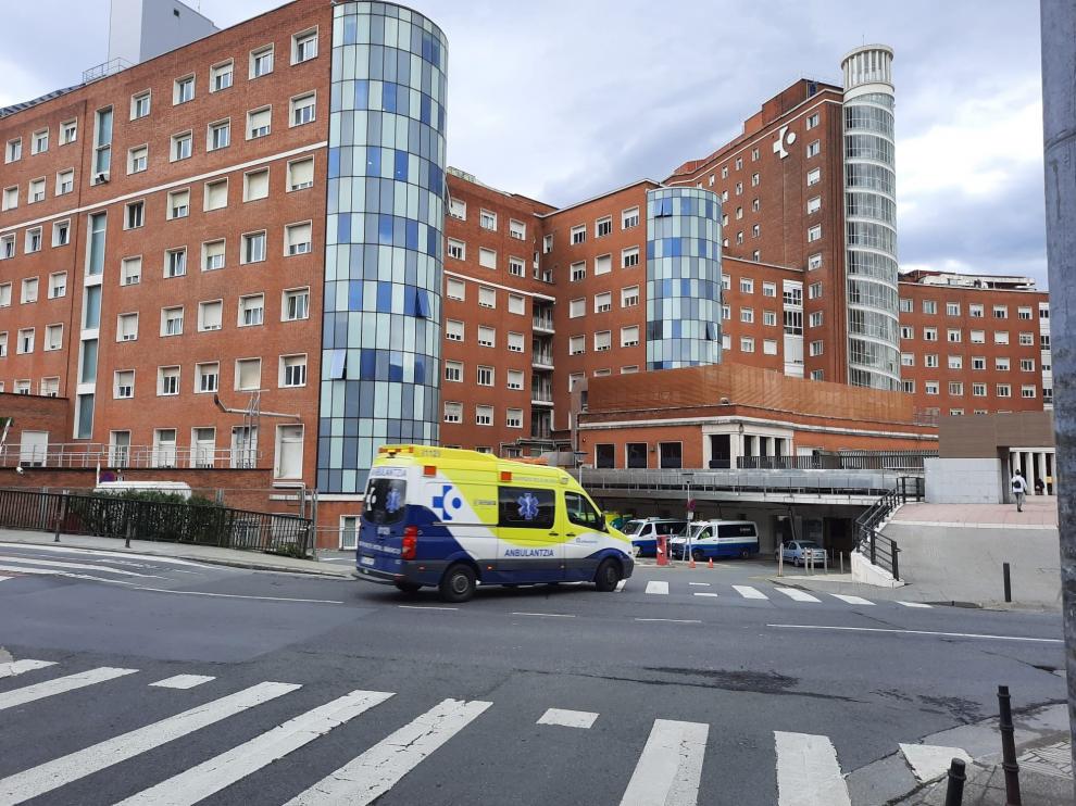 Una ambulancia entra urgencias del hospital de Cruces, en Baracaldo, Vizcaya.