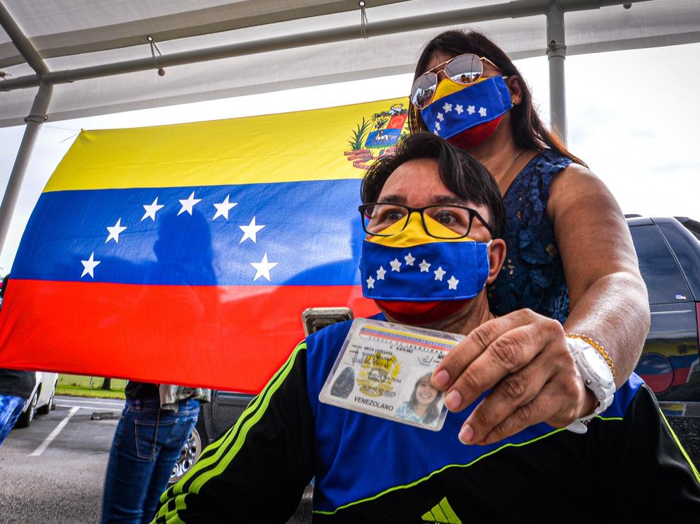 Venezolanos en Miami participan en la consulta convocada por la oposición