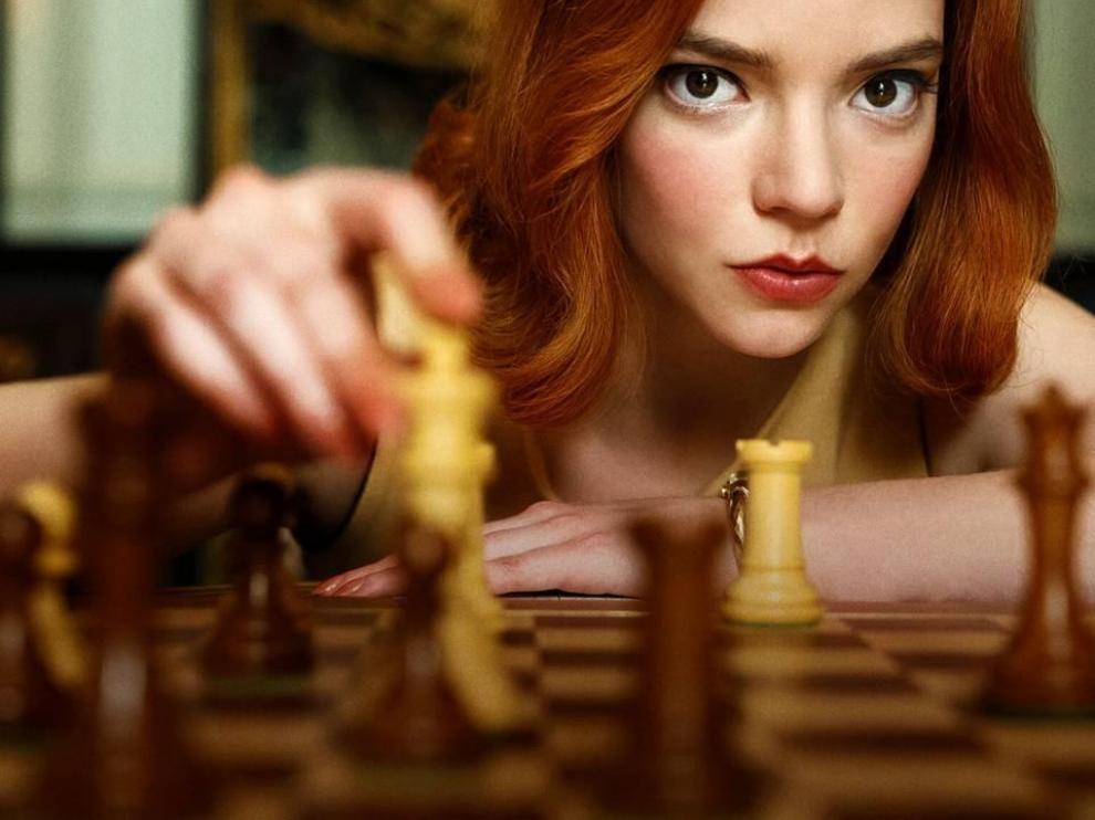 La serie ‘Gambito de dama’ cuenta la trayectoria de Beth Harmon desde su ingreso en un orfanato hasta codearse con los mejores maestros de ajedrez.