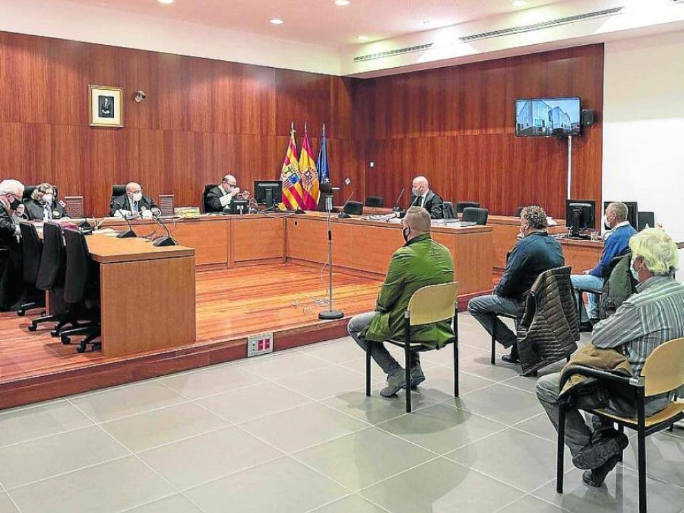 Los acusados, durante el juicio celebrado en la Audiencia de Zaragoza.