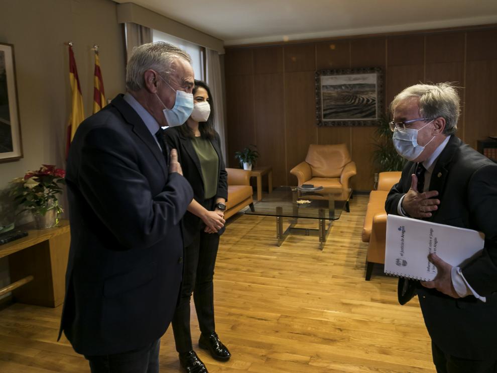 El Justicia de Aragón, Ángel Dolado, lleva el informe de la adicción de los menores al juego al presidente de las Cortes de Aragón, Javier Sada.