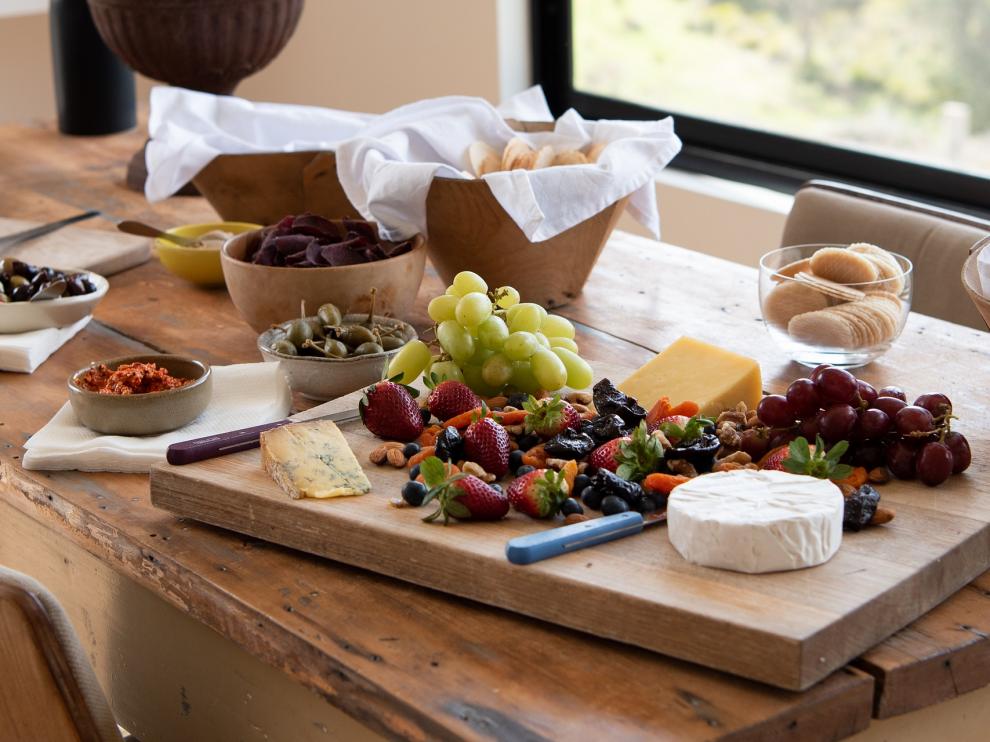 Las tablas de picoteo son un clásico que nunca falla como aperitivo.