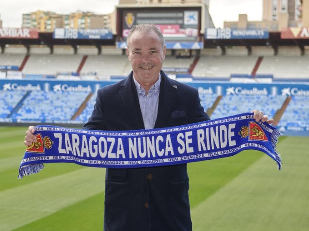 Juan Ignacio Martínez, posando con la bufanda del Zaragoza en su presentación.