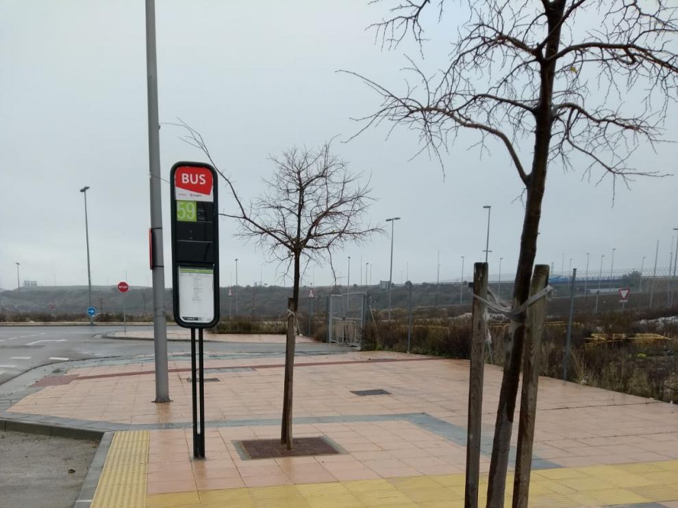 Parada de autobús recientemente embaldosada en Arcosur.