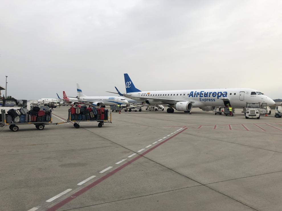 Un avión de Air Europa, que mantiene su conexión regular con Palma de Mallorca, en el aeropuerto de Zaragoza. aena