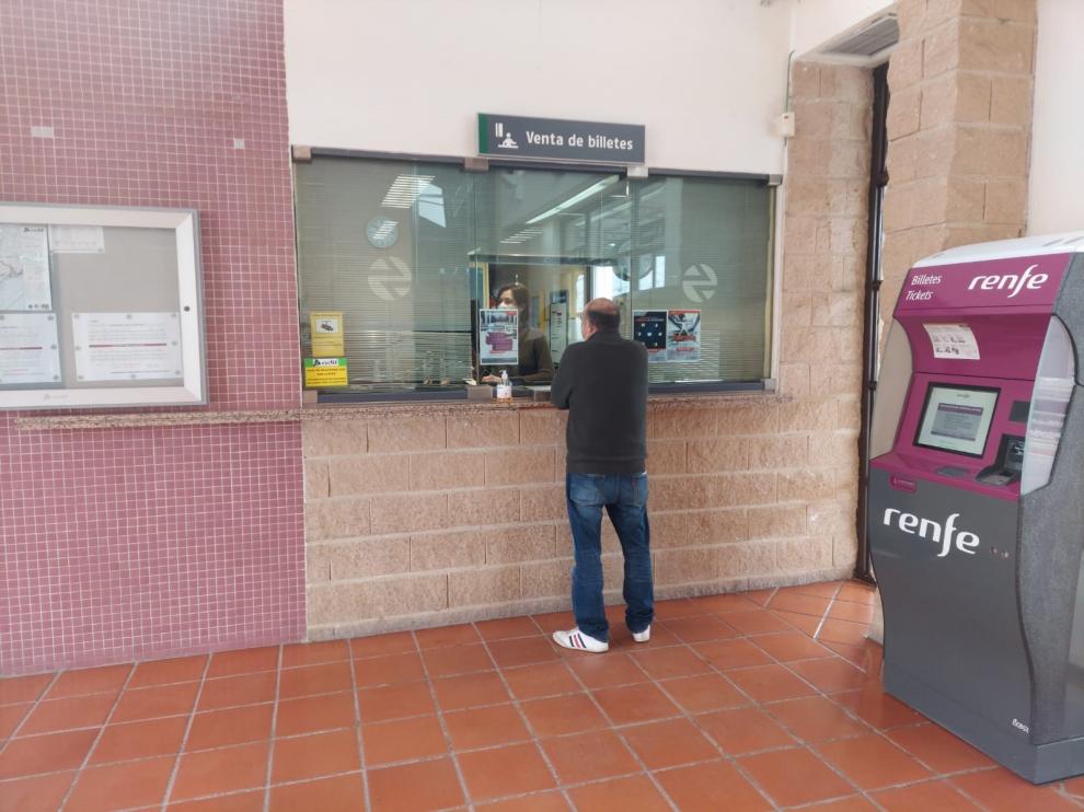 Venta de billetes en la taquilla de la estación de Tardienta este martes.