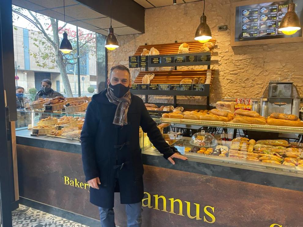 Fernando Romero, en la nueva Pannus Café de la avenida Zambrano, de la que es propietario.