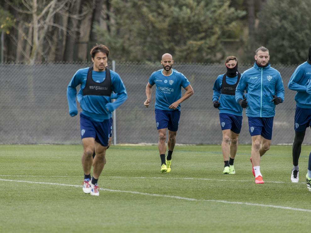 Mikel Rico, en el centro, durante la sesión de trabajo de este miércoles.