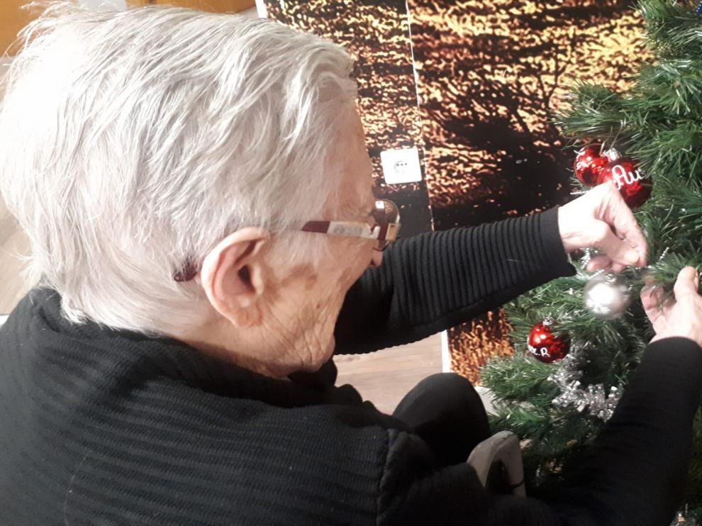 Los residentes del centro Albertia El Moreral participan activamente en la decoración navideña.