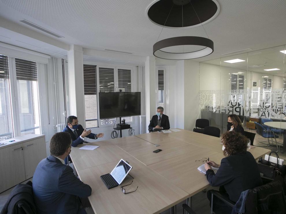 Los representantes de la UZ, Ayuntamiento de Zaragoza, ONCE y FCC se reunieron en las instalaciones de HERALDO.