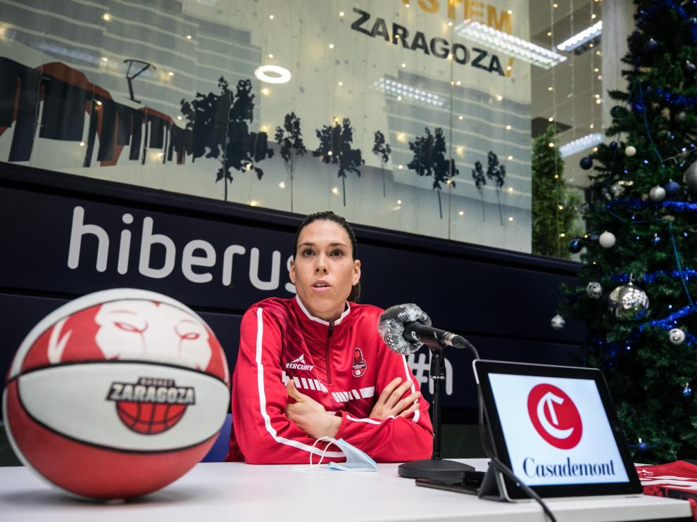 La internacional española Anna Cruz ha sido presentada como nueva jugadora del Casademont Zaragoza.