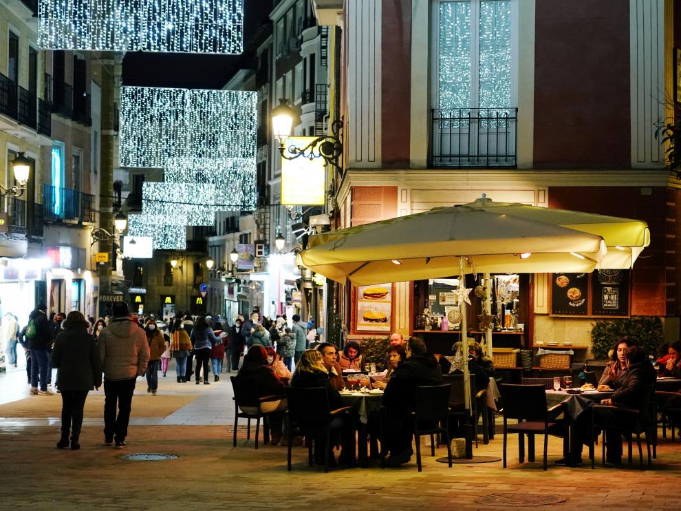 Gente sentada en una terraza de Madrid, este martes.