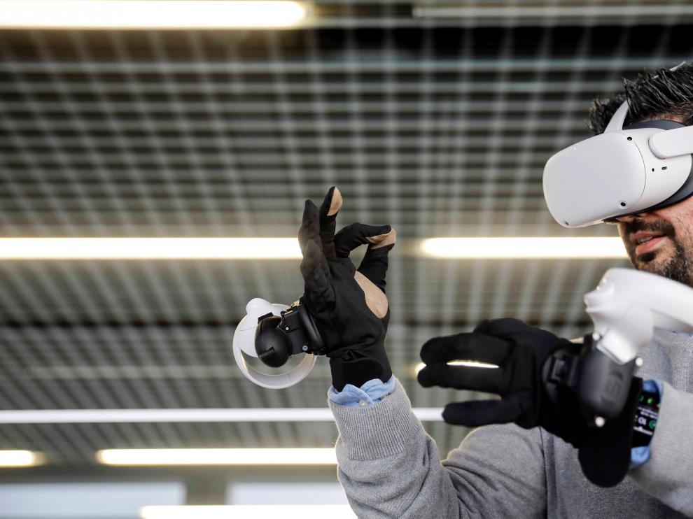 Los guantes hápticos con sello español entrenan a Pfizer con su vacuna covid