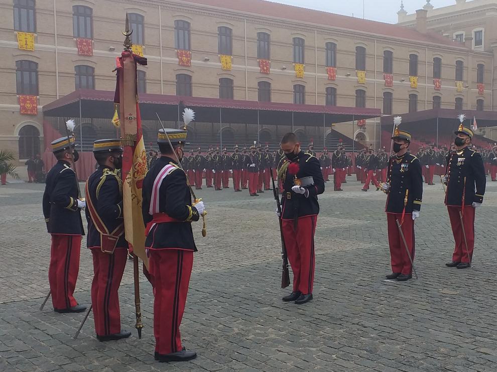 Los nuevos cadetes de la Academia General Militar juran ante la Bandera de España.