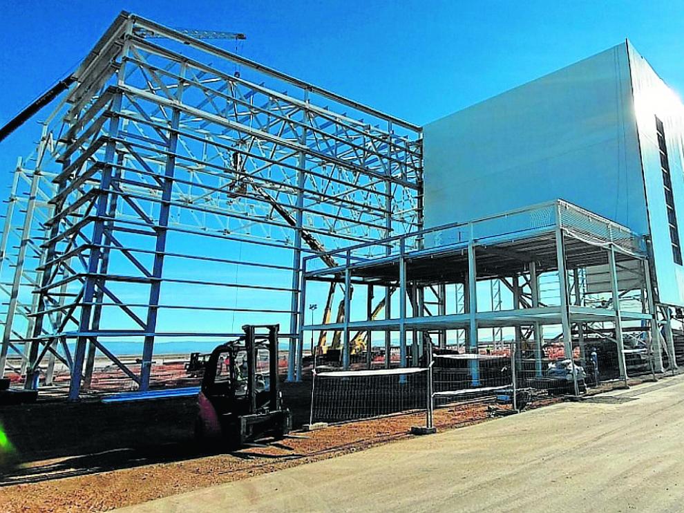 Un hangar de pintura. El aeropuerto contará en cinco meses con una nave específica de casi 5.000 metros para habilitar otra unidad de negocios complementaria al estacionamiento, mantenimiento y reciclaje de aviones.